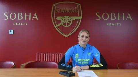 Stina Blackstenius signs new deal with Arsenal